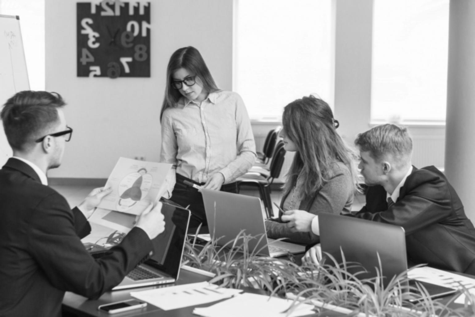 Personne travaillant sur son budget personnel avec un ordinateur portable et des documents financiers