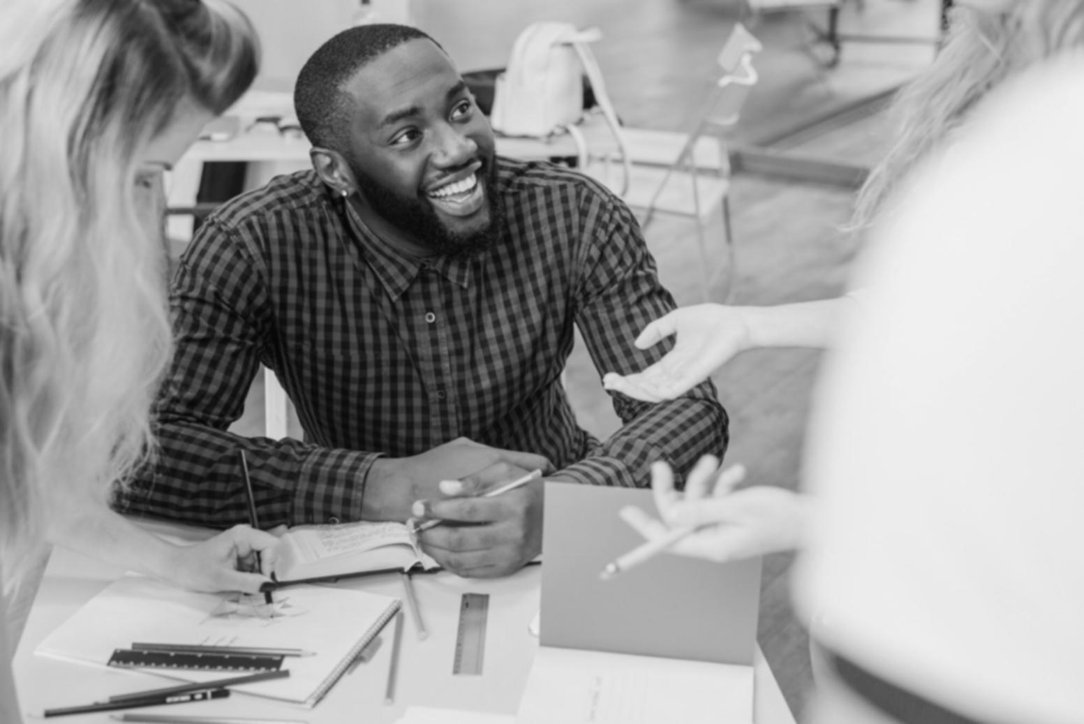 Personne organisant ses finances avec un calendrier et des notes de planification budgétaire